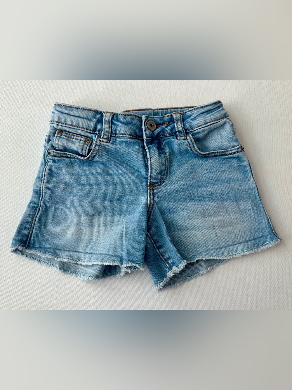 Zara girl’s Denim Shorts classic light-to-medium wash design.  Size 4T.